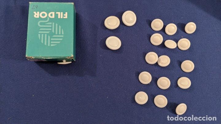 Collecting: CAJITA CON 19 BOTONES FANTAS&Iacute;A BLANCOS 2 TAMA&Ntilde;OS