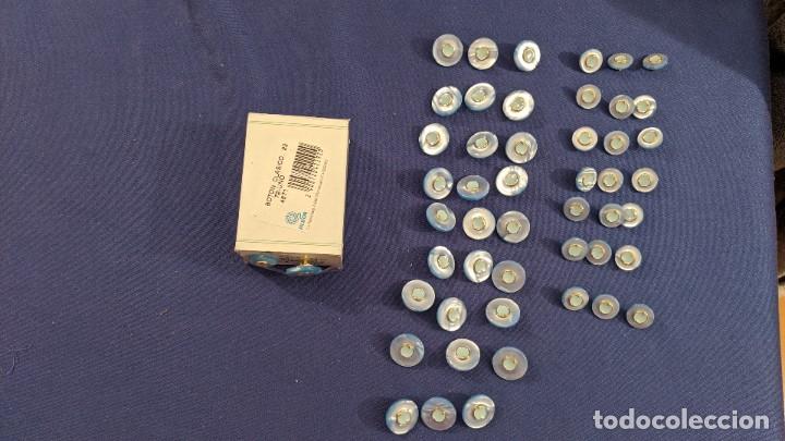 Collecting: CAJITA CON 50 BOTONES FANTAS&Iacute;A AZULES 2 TAMA&Ntilde;OS