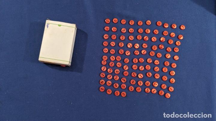 Colecionismo: CAJITA CON 105 BOTONES CL&Aacute;SICOS COLOR ROJO