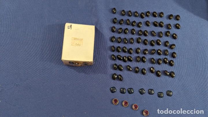 Collezionismo: CAJITA CON 85 BOTONES FANTAS&Iacute;A