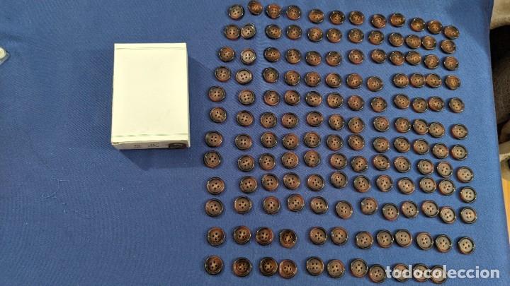 Collecting: CAJITA CON 144 BOTONES CL&Aacute;SICOS