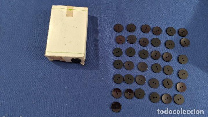 Coleccionismo: CAJITA CON 38 BOTONES CL&Aacute;SICOS - Foto 1