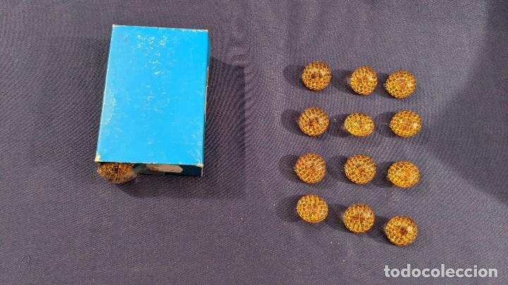 Collectionnisme: CAJITA CON 13 BOTONES FANTAS&Iacute;A