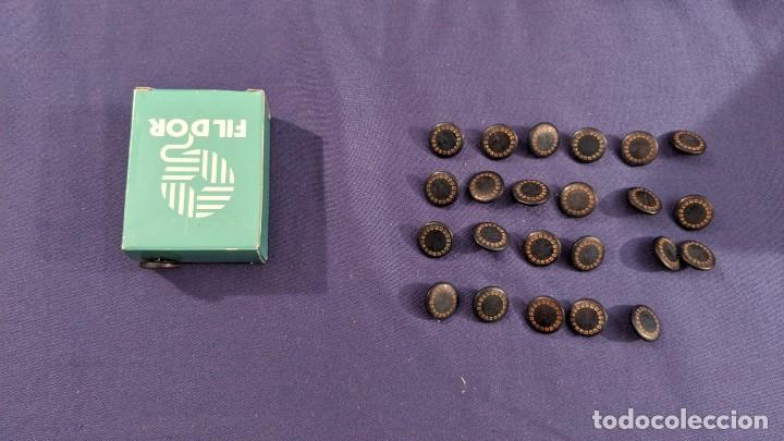 Collectionnisme: CAJITA CON 24 BOTONES FANTAS&Iacute;A