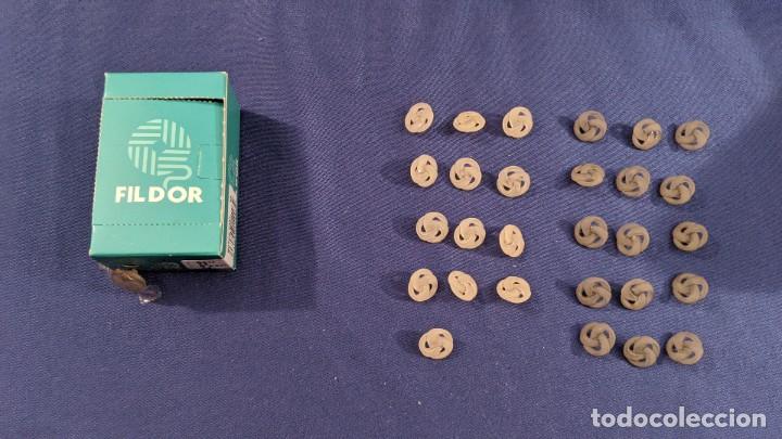 Collecting: CAJITA CON 33 BOTONES FANTAS&Iacute;A