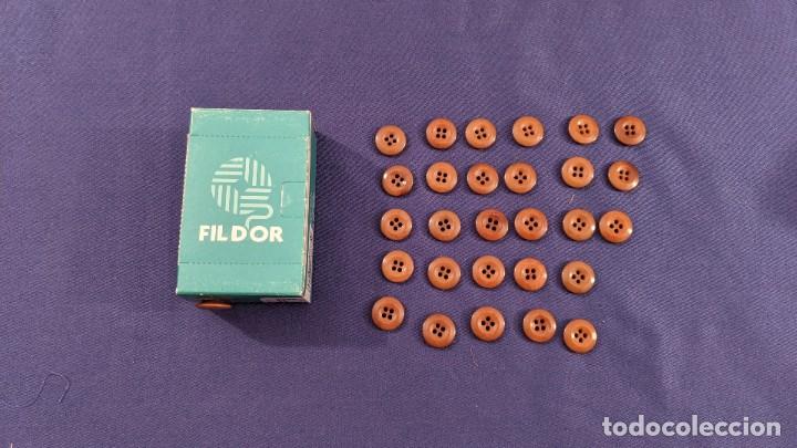 Collectionnisme: CAJITA CON 29 BOTONES CL&Aacute;SICOS