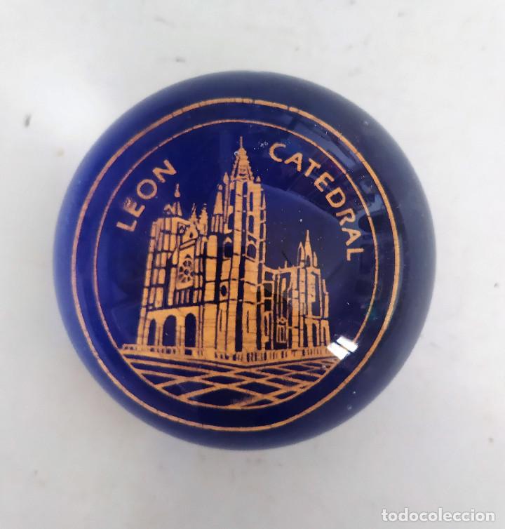 Coleccionismo: Bonito pisapapeles de la catedral de Leon. COMPRE UNO Y REGALO OTRO SIMILAR.