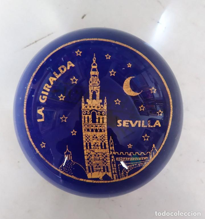 Coleccionismo: Bonito pisapapeles de La Giralda de Sevilla. COMPRE UNO Y REGALO OTRO SIMILAR.