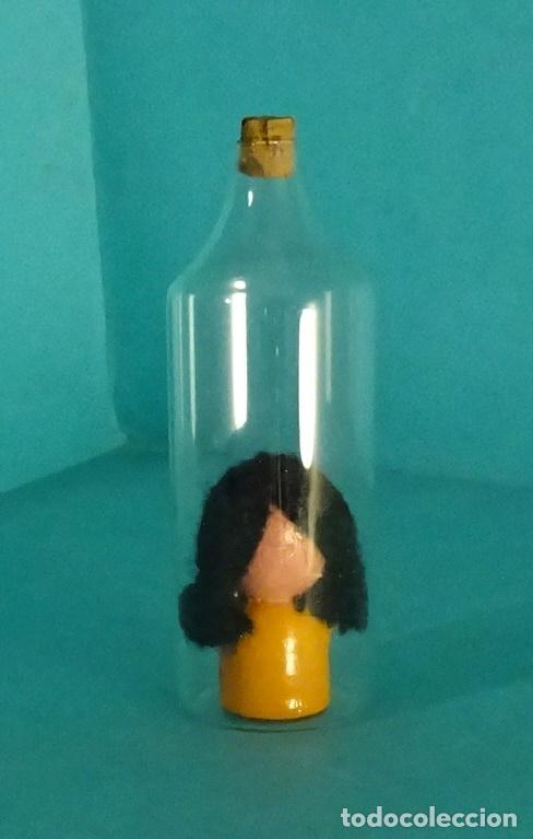 Coleccionismo: MU&Ntilde;ECA DENTRO DE UNA BOTELLA. ALTURA BOTELLA 9 CM - Foto 2