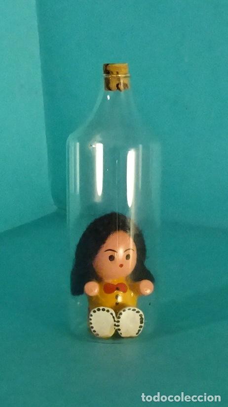 Coleccionismo: MU&Ntilde;ECA DENTRO DE UNA BOTELLA. ALTURA BOTELLA 9 CM - Foto 1