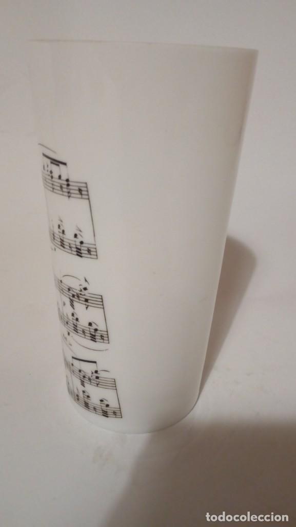 Coleccionismo: vaso de opalina blanca de Creaci&oacute;n Clary - Foto 2