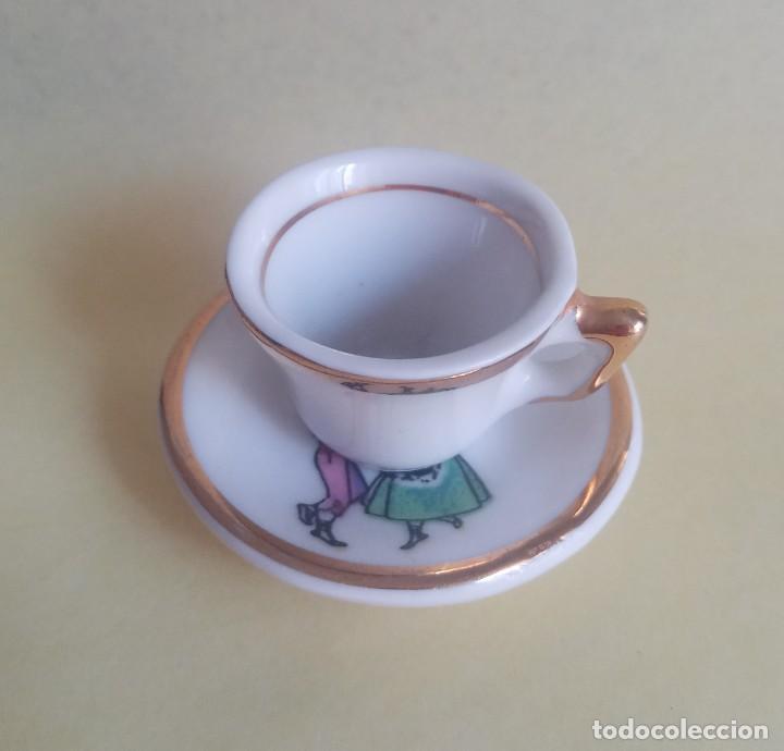 Coleccionismo: MINIATURA - PLATO Y TAZA PORCELANA - DIBUJO CATALANES - REVERSO RECUERDO TARRAGONA - NUEVO - FOTOS