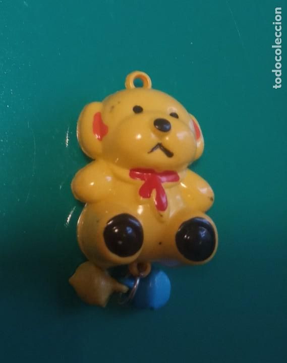 Coleccionismo: PERRITO / PERRO - MINIATURA -CON ENGANCHE PARA COLGAR Y DOS CASCABELES - PEQUE&Ntilde;AS FIGURAS - PLASTICO