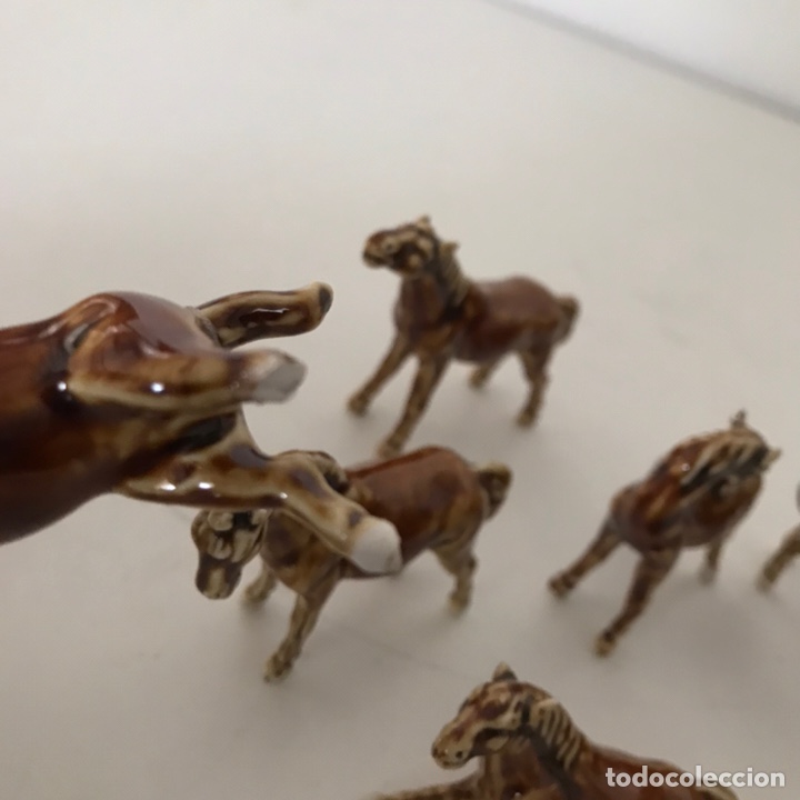 Coleccionismo: JUEGO DE CABALLOS EN PORCELANA - Foto 2