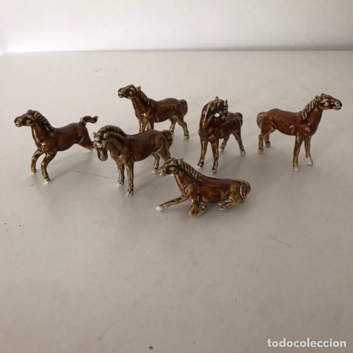 Coleccionismo: JUEGO DE CABALLOS EN PORCELANA - Foto 1