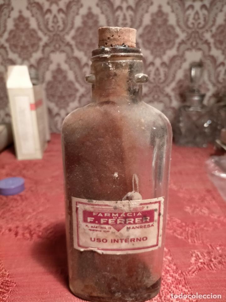 Coleccionismo: Antigua botella / frasco de farmacia medicina Farm&agrave;cia de F. Ferrer Manresa a&ntilde;os 20-30