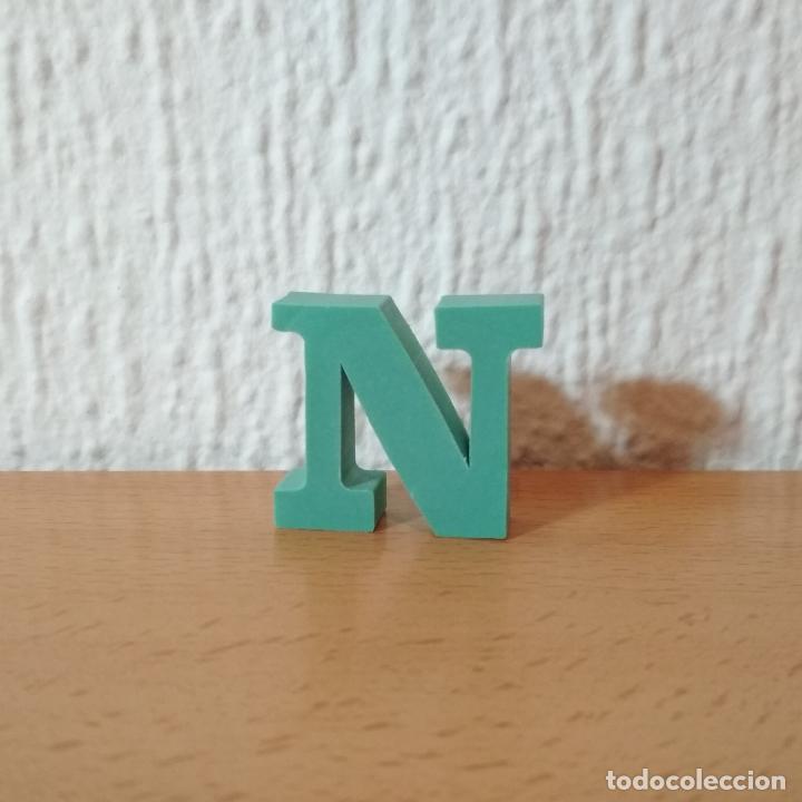 Coleccionismo: Goma de borrar de colecci&oacute;n en forma de letra N. Color turquesa.