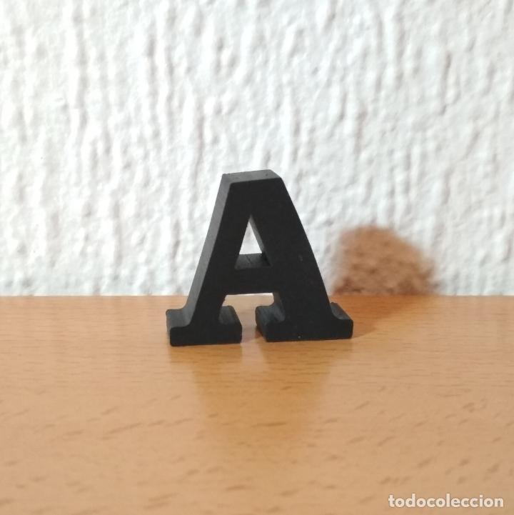Coleccionismo: Goma de borrar de colecci&oacute;n en forma de letra A. Color negro.
