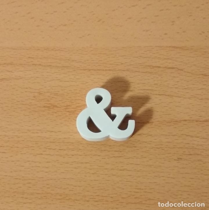 Coleccionismo: Goma de borrar de colecci&oacute;n en forma de s&iacute;mbolo & et, y, and. Color blanco.
