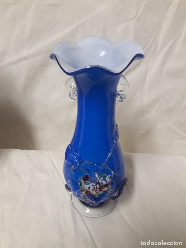 Coleccionismo: JARR&Oacute;N DE OPALINA AZUL CON RELIEVES / MIDE: 235 CMS DE ALTO Y 7 CMS DE DI&Aacute;METRO EN LA BASE - Foto 1