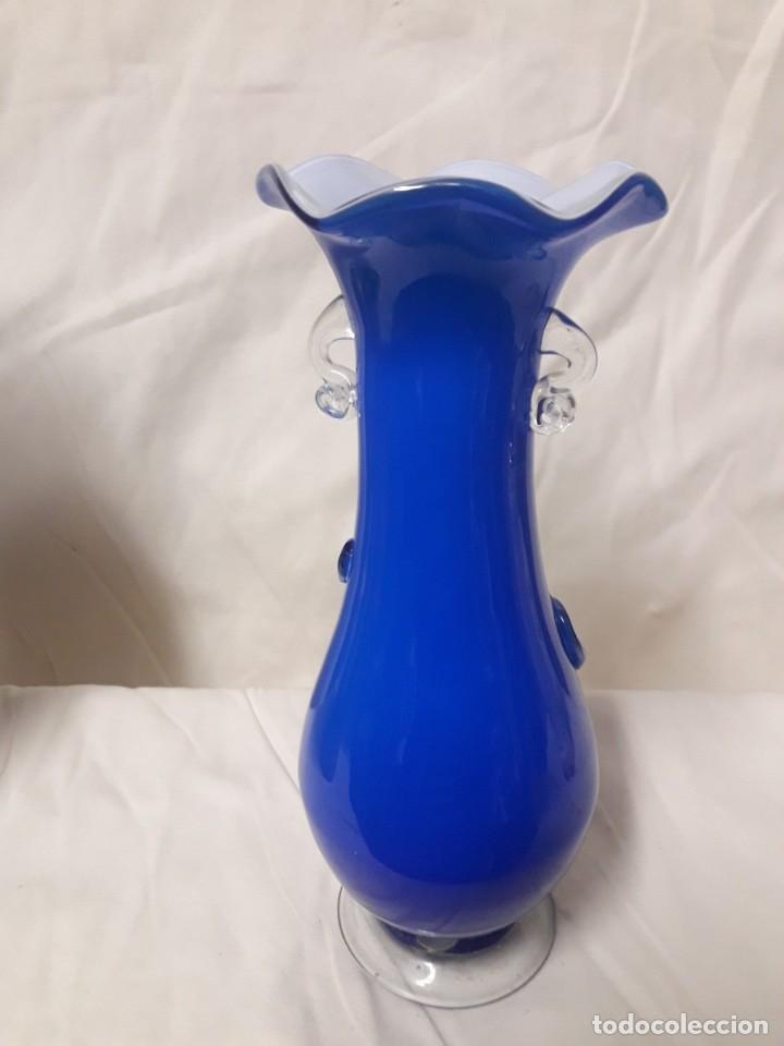 Coleccionismo: JARR&Oacute;N DE OPALINA AZUL CON RELIEVES / MIDE: 235 CMS DE ALTO Y 7 CMS DE DI&Aacute;METRO EN LA BASE - Foto 2