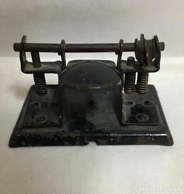 Coleccionismo: ANTIGUO TALADRO DE OFICINA - Foto 1
