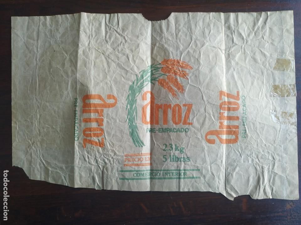 Colecionismo: Envoltorio de arroz pre-empaquetado, comercio interior cubano, 5 libras o 2.3 kg, precio 1.20 pesos.