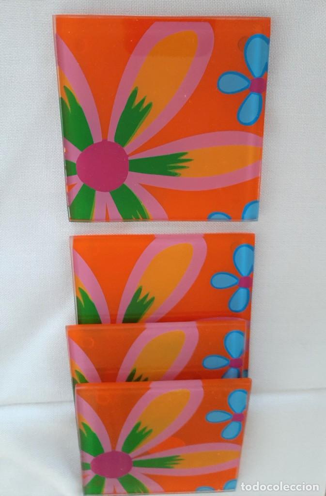 Coleccionismo: Bonito conjunto de 4 posavasos de cristal con goma en los picos. 9 x 9 cm.