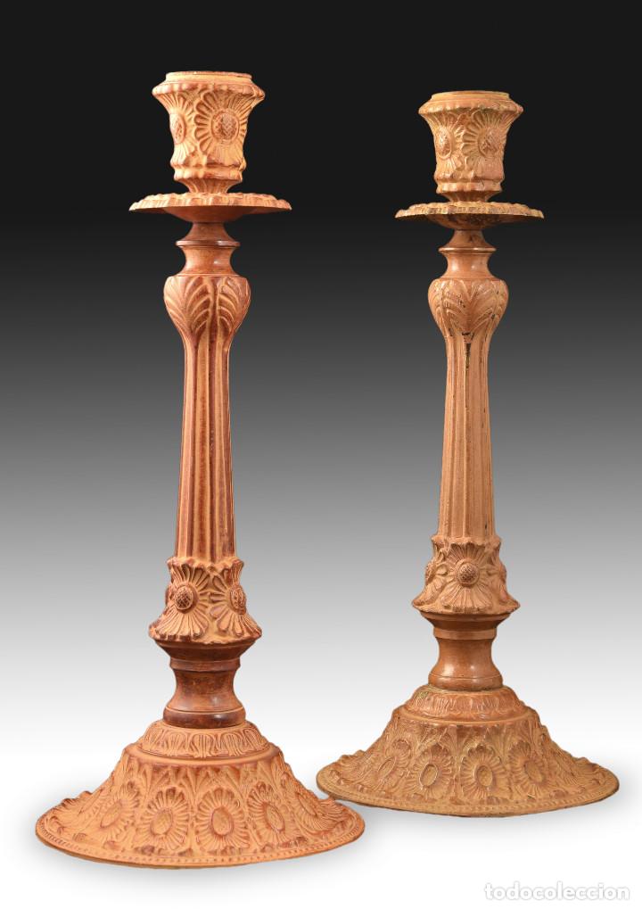 Coleccionismo: Pareja de candeleros en bronce patinado.