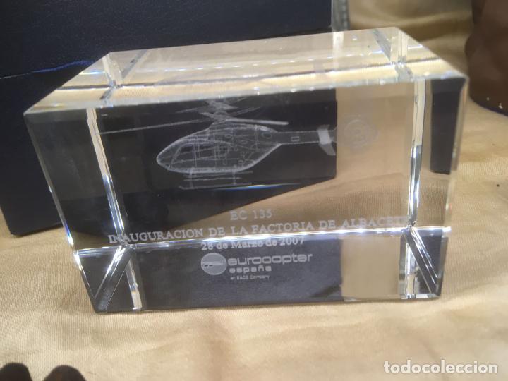 Coleccionismo: Eurocopter Helicoptero EC 135 en cubo de cristal inauguracion factoria Albacete 2007.5x5x8 cms