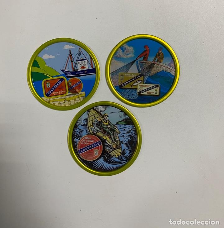Coleccionismo: LOTE DE 3 POSAVASOS DE METAL PUBLICITARIA DE AT&Uacute;N EL CONSORCIO. VER FOTOS