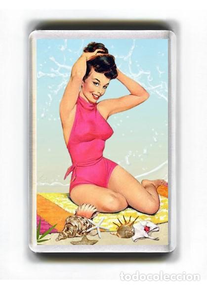 Coleccionismo: IMAN ACRILICO NEVERA - MUJER PLAYA VINTAGE RETRO PIN-UP
