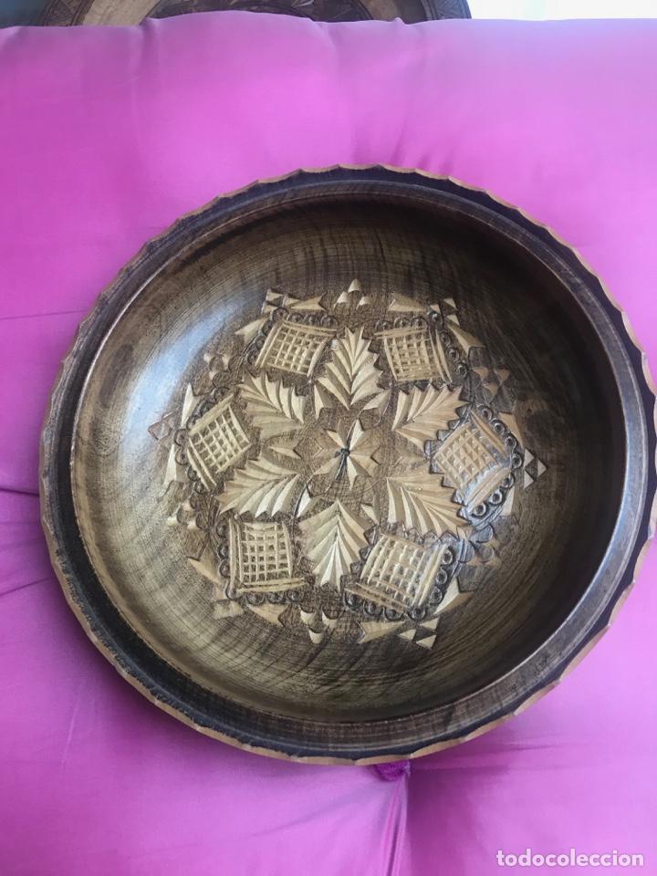 Coleccionismo: plato de madera tallada de Croacia - Foto 1
