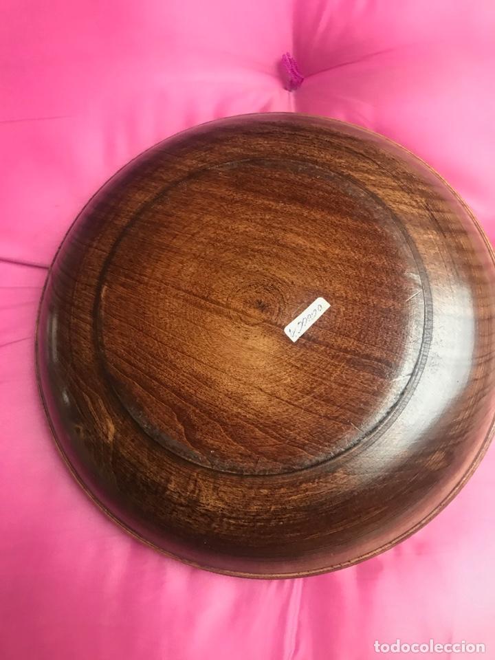 Coleccionismo: plato de madera tallada de Croacia - Foto 2