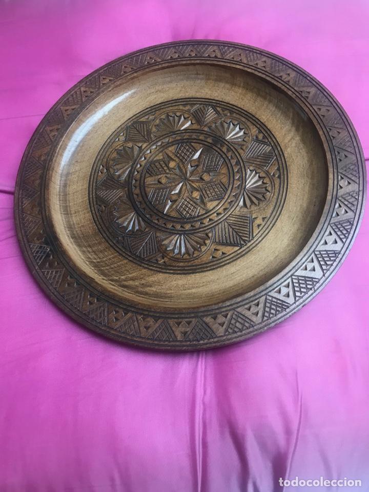 Coleccionismo: plato de madera tallada de Croacia - Foto 1