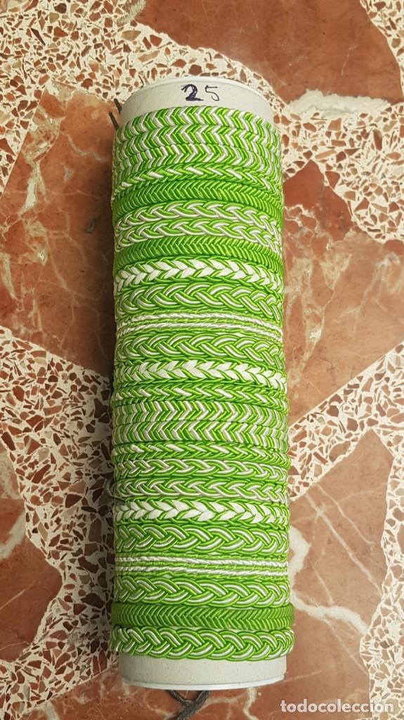 Coleccionismo: Lote de 25 pulseras blancas y verdes, Andaluc&iacute;a o betis