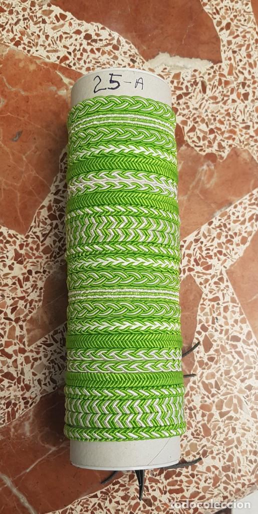 Coleccionismo: Lote de 25 pulseras blancas y verdes, Andaluc&iacute;a o betis