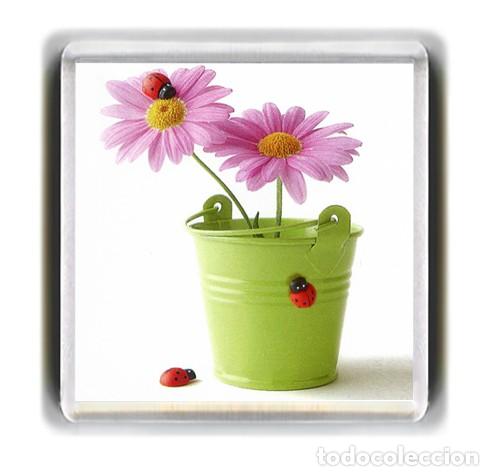 Coleccionismo: IMAN ACRILICO NEVERA - CUBO CON FLORES Y MARIQUITAS