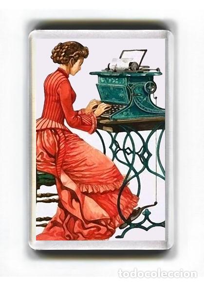 Coleccionismo: IMAN ACRILICO NEVERA - VINTAGE MUJER MAQUINA DE ESCRIBIR