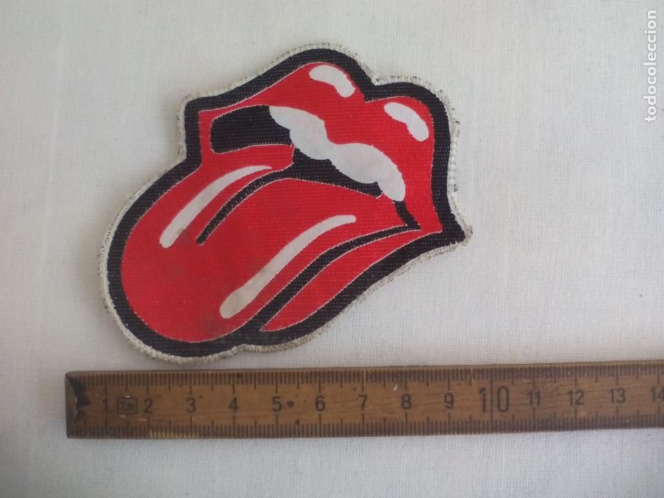 Coleccionismo: PARCHE DE TELA. ROLLING. LABIOS Y LENGUA. STONES. 9,5 X 7,7 CM