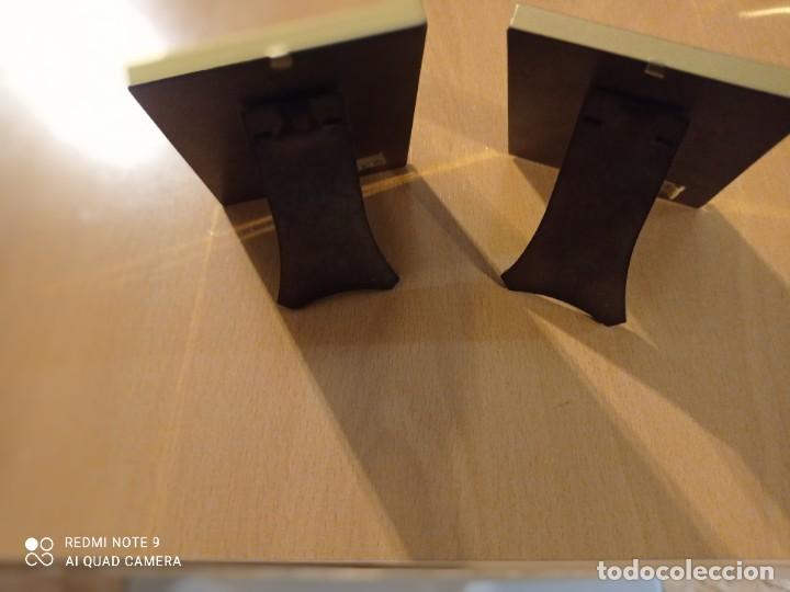 Coleccionismo: DOS MINI MARCOS DE SOBRE MESA DORADOS- - Foto 3