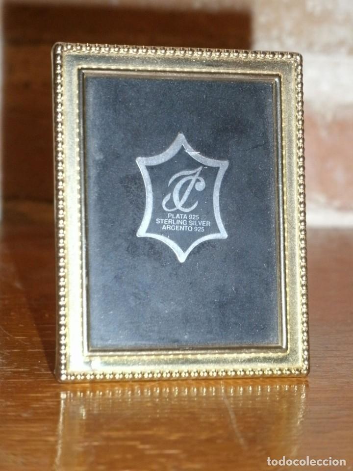 Coleccionismo: PEQUE&Ntilde;O PORTARETRATOS O PORTAFOTOS CON LAMINA DE PLATA DORADA 925 CONTRATADA,JOYERIA,A&Ntilde;OS 70,NUEVO.
