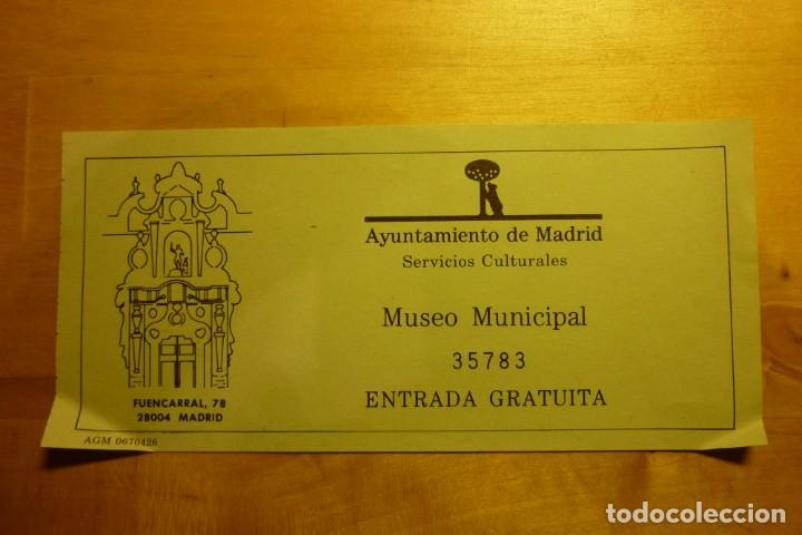 Collecting paper: Entrada Museo Municipal de Madrid - Turismo Arte Historia Real Hospicio Pedro de Ribera