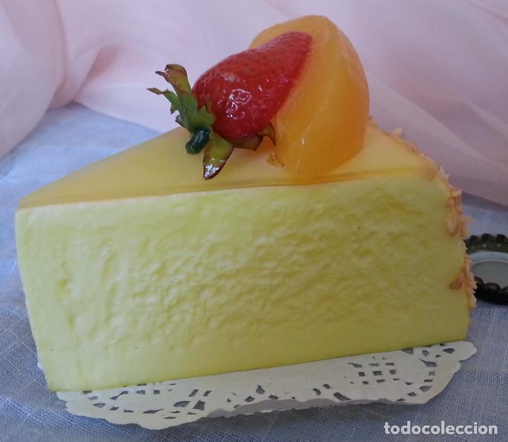 Coleccionismo: Tarta de queso con fresa y mandarina. Porci&oacute;n. Imitaci&oacute;n alimentos.