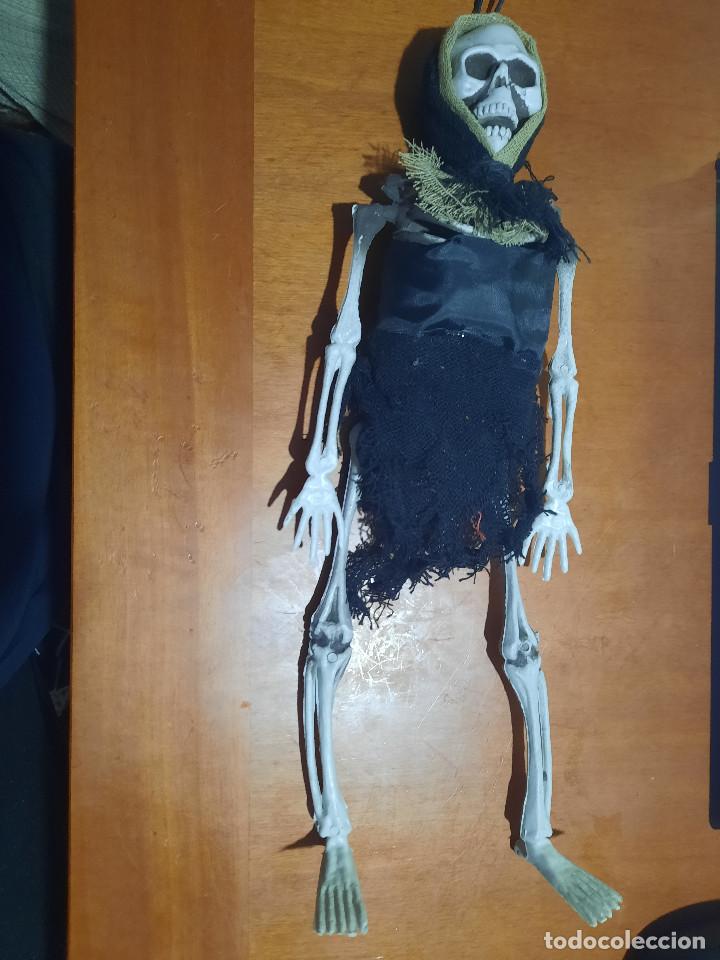 Collecting: ESQUELETO DE HALLOWEEN PARA COLGAR. PL&Aacute;STICO Y TELA. 40 CM. DE LARGO. PIERNAS ARTICULADAS
