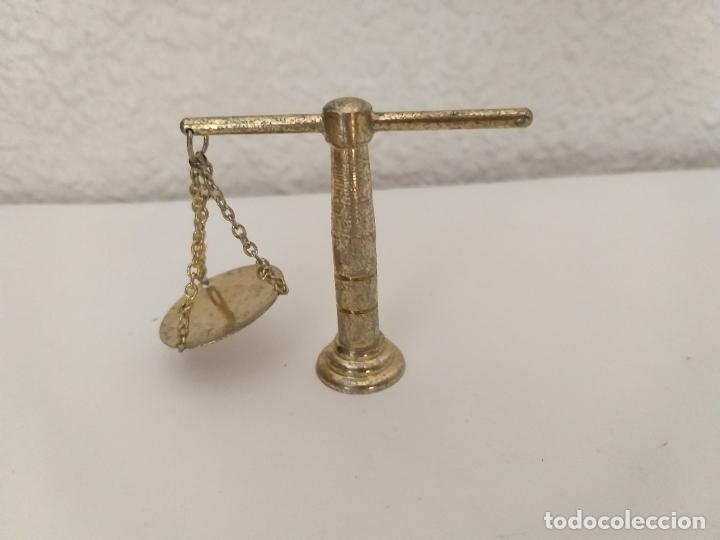 Coleccionismo: Peque&ntilde;a balanza. Metal dorado