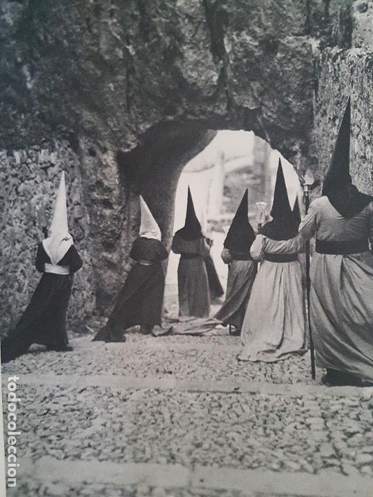 Coleccionismo: CUENCA SEMANA SANTA PENITENTES ANTIGUA LAMINA HUECOGRABADO A&Ntilde;OS 50