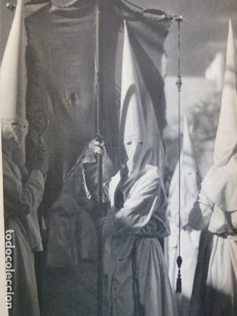 Coleccionismo: SEVILLA SEMANA UNA COFRAD&Iacute;A ANTIGUA LAMINA HUECOGRABADO A&Ntilde;OS 50