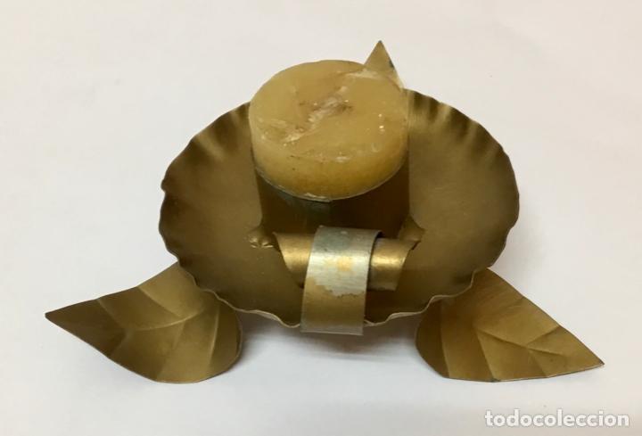 Coleccionismo: PALMATORIA DE METAL CON PEDESTAL DE HOJAS . A&Ntilde;OS 70. PROCEDE DE COLECCI&Oacute;N.