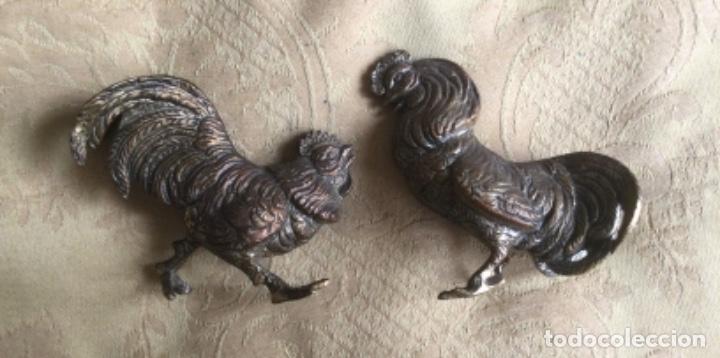 Coleccionismo: ANTIGUA PAREJA DE GALLOS DE PELEA DE METAL DORADO